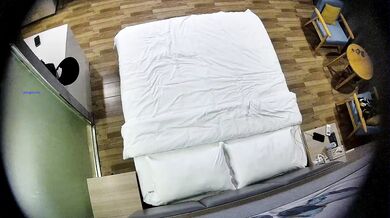 最新流出安防酒店高清偷拍饥渴难耐的学生情侣迫不及待扑倒狂肏和洗澡后按住狂舔